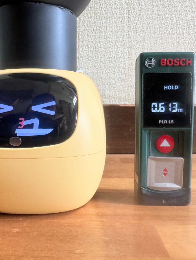 Ivyと黒い拡張ポットの近くに置かれた測距器を大きく写しています。測定の始点・終点は画面外です。